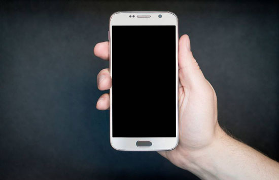 como solucionar pantalla colegada en el movil